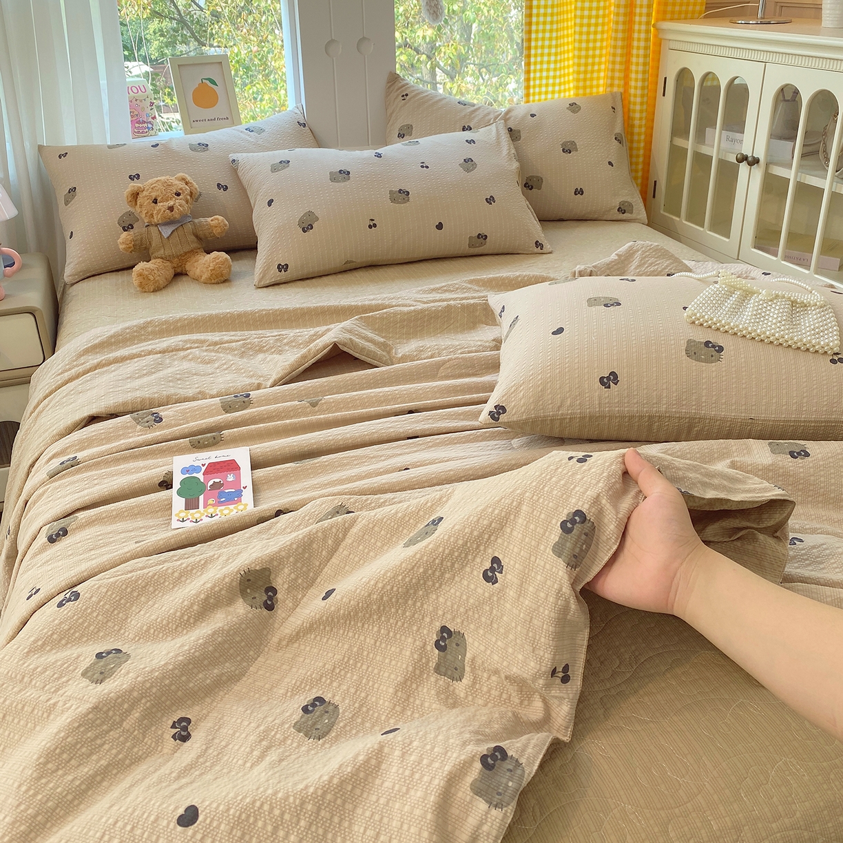 91家纺网 家纺一手货源 找家纺 莱米家纺 2026新款云感泡泡双层纱夏被夏凉被空调被床盖四件套 猫咪日记