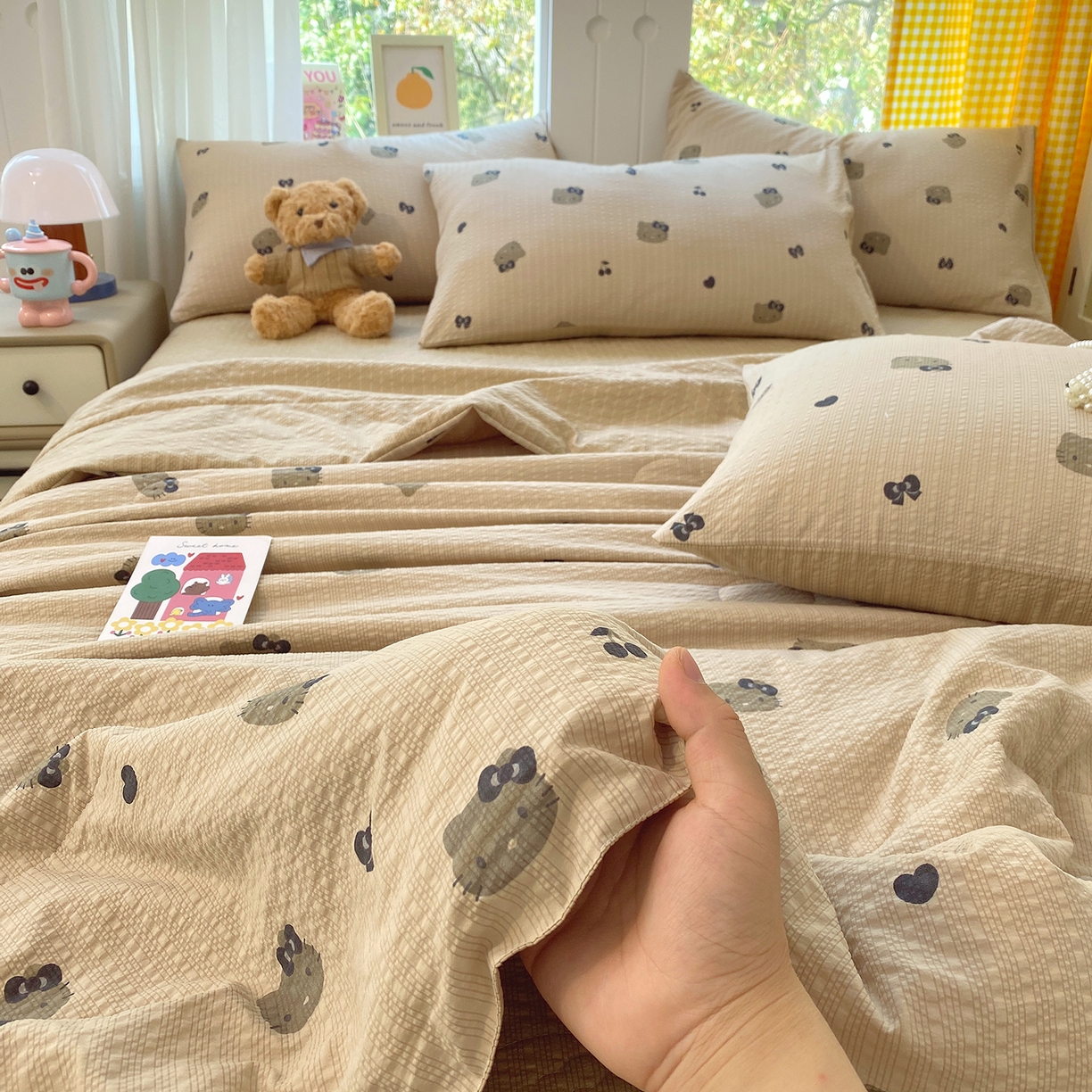 91家纺网 家纺一手货源 找家纺 莱米家纺 2026新款云感泡泡双层纱夏被夏凉被空调被床盖四件套 猫咪日记