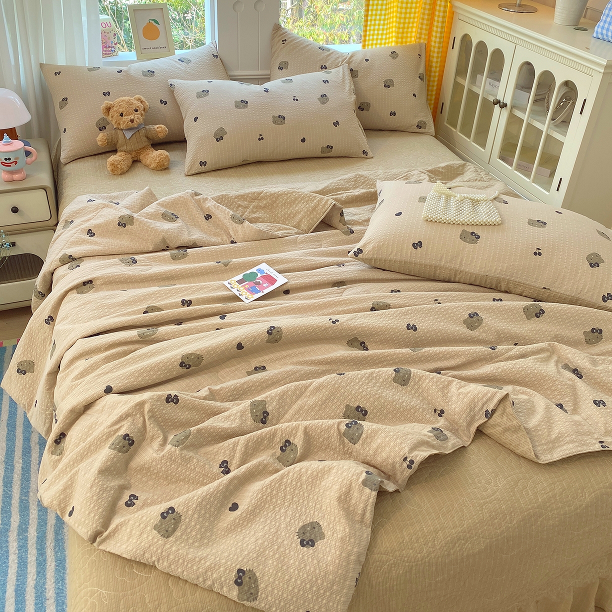 91家纺网 家纺一手货源 找家纺 莱米家纺 2026新款云感泡泡双层纱夏被夏凉被空调被床盖四件套 猫咪日记