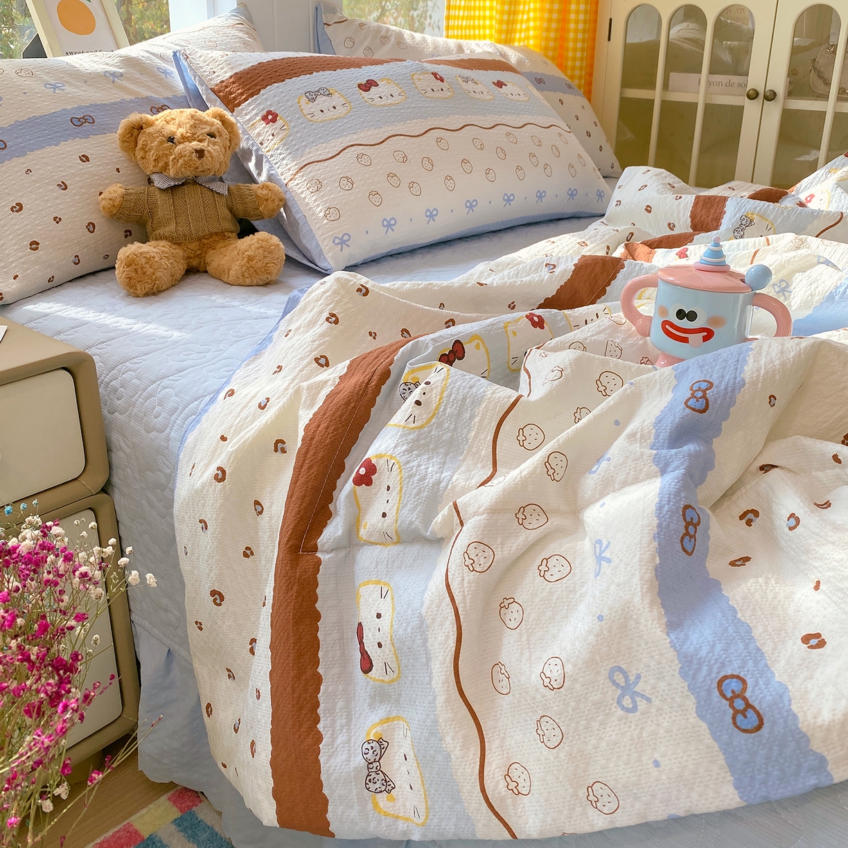 91家纺网 家纺一手货源 找家纺 莱米家纺 2026新款云感泡泡双层纱夏被夏凉被空调被床盖四件套 猫咪乐园