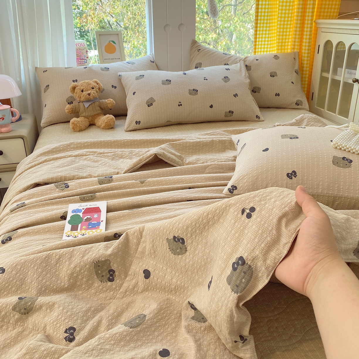 91家纺网 家纺一手货源 找家纺 莱米家纺 2026新款云感泡泡双层纱夏被夏凉被空调被床盖四件套 猫咪日记