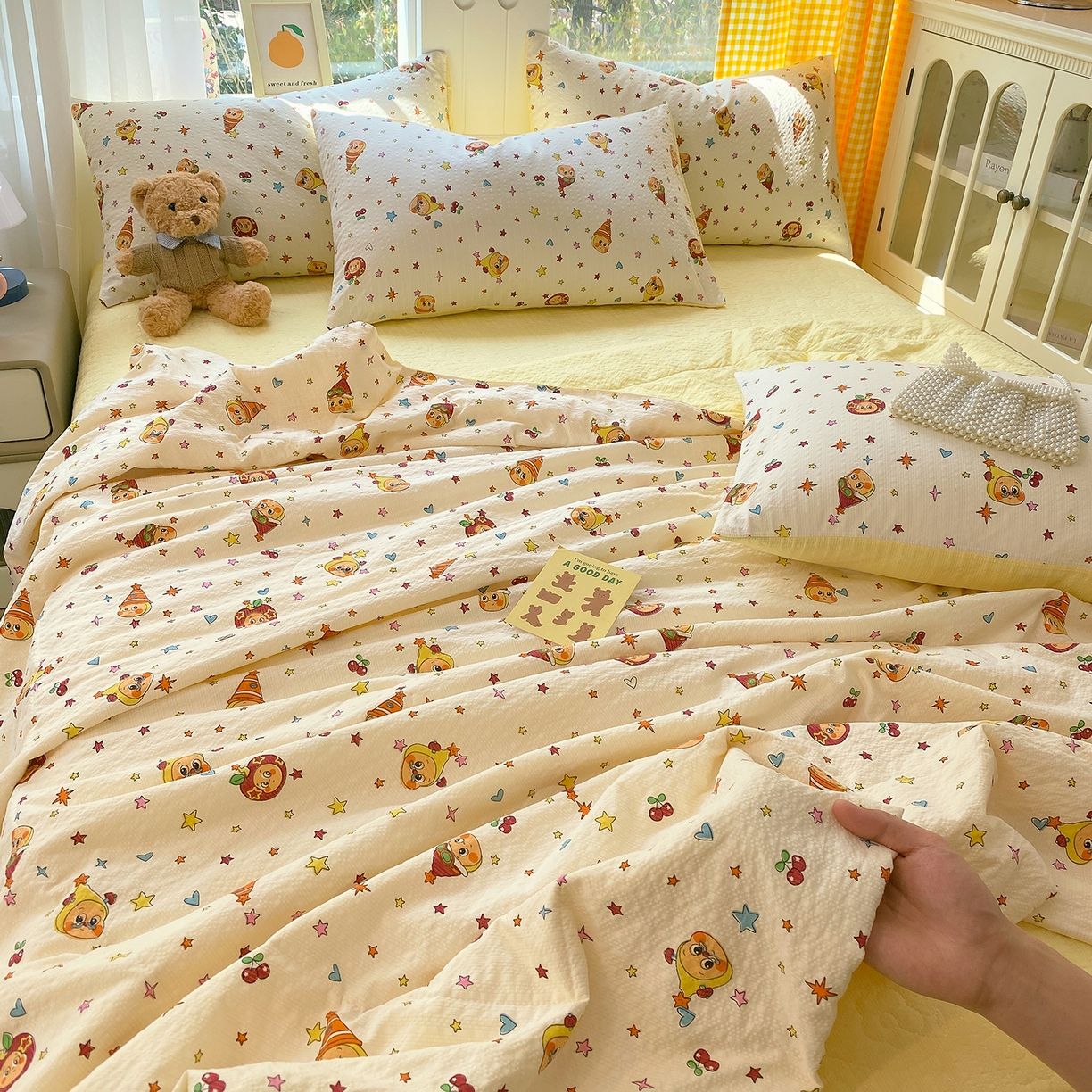 91家纺网 家纺一手货源 找家纺 莱米家纺 2026新款云感泡泡双层纱夏被夏凉被空调被床盖四件套 苹果星星人