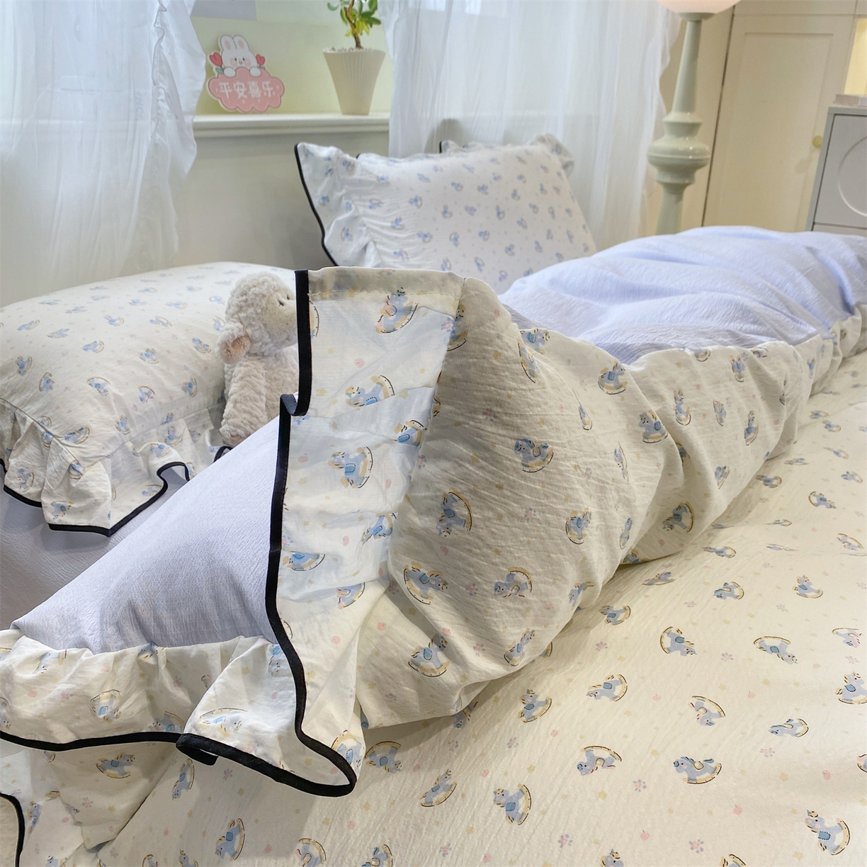 91家纺网 家纺一手货源 找家纺 优贝 2026直播爆款韩版泡芙棉皱皱纱黑边夏被夏凉被空调被四件套 小马乐园