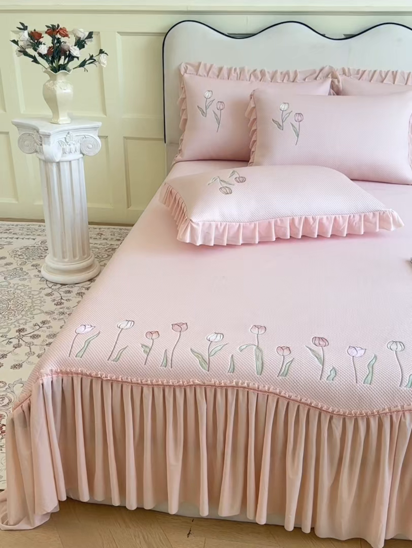 91家纺网 家纺一手货源 找家纺 （总）女子家纺 2026新款中分子绣花款弯边复合凉感席三件套-洛可可