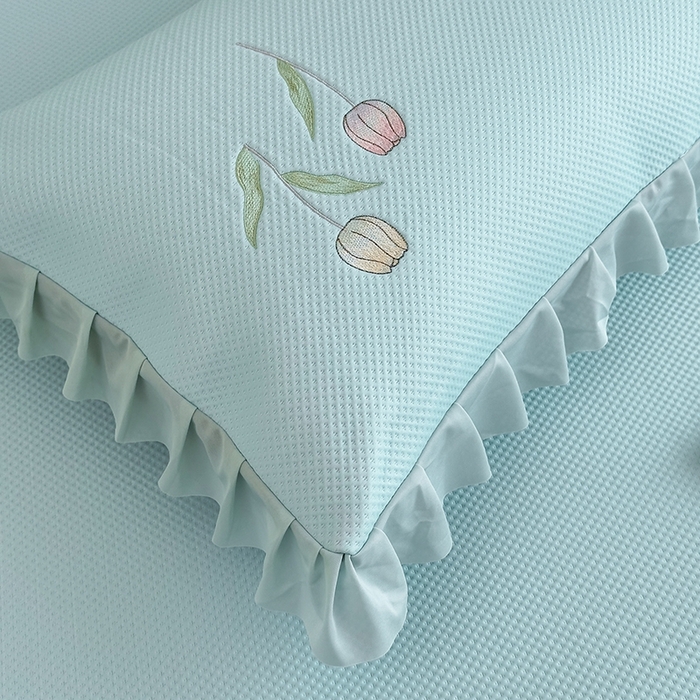 91家纺网 家纺一手货源 找家纺 女子家纺 2026新款中分子绣花款弯边复合凉感席三件套-洛可可 洛可可-蓝色