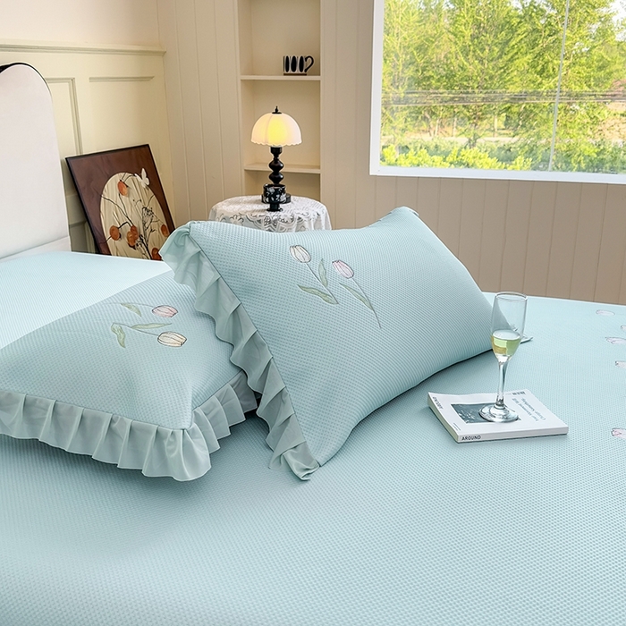 91家纺网 家纺一手货源 找家纺 女子家纺 2026新款中分子绣花款弯边复合凉感席三件套-洛可可 洛可可-蓝色