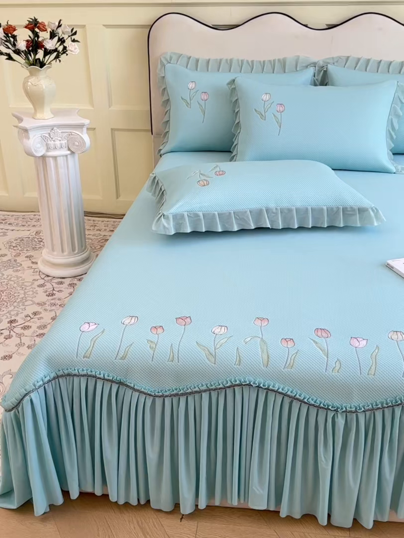 91家纺网 家纺一手货源 找家纺 女子家纺 2026新款中分子绣花款弯边复合凉感席三件套-洛可可 洛可可-蓝色