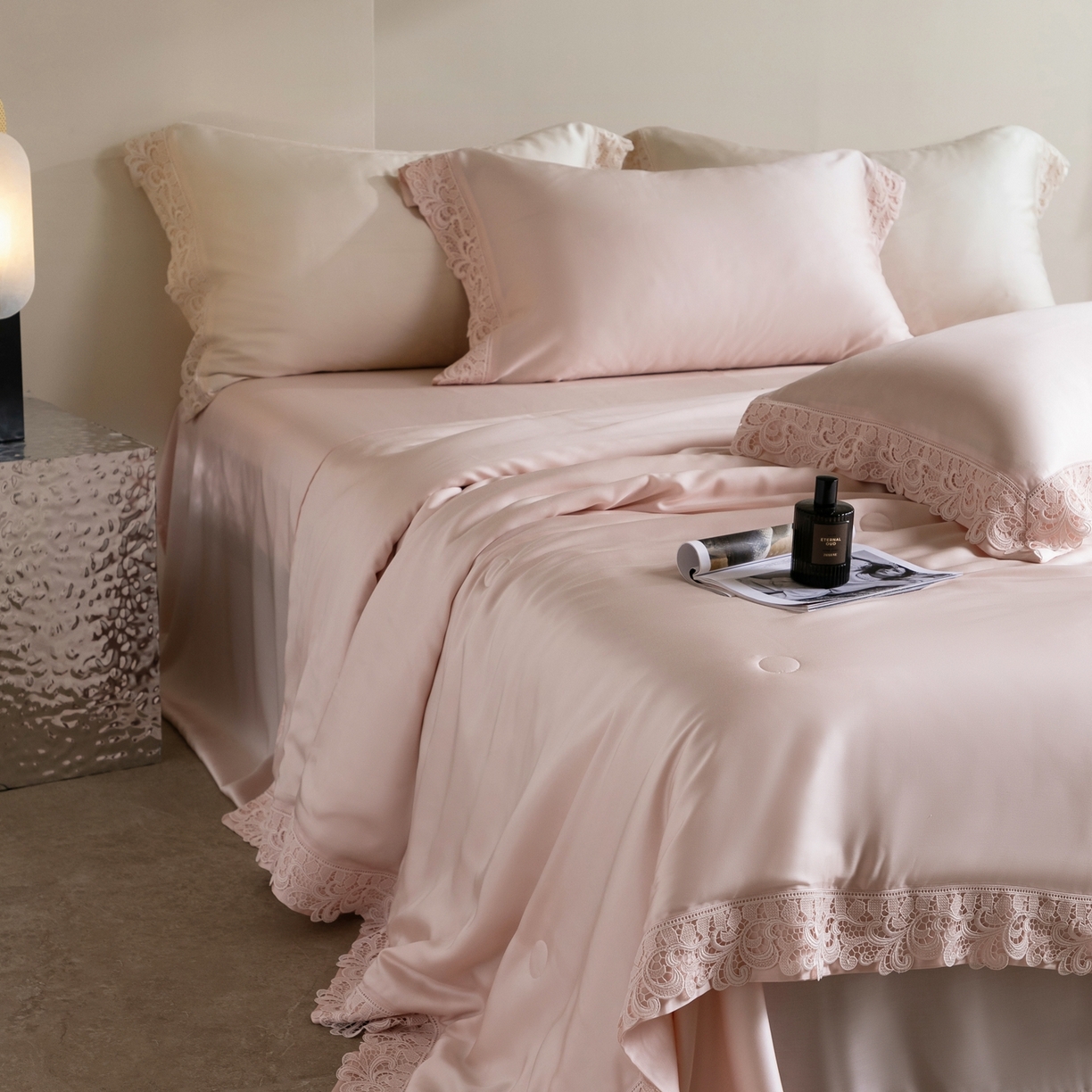 91家纺网 家纺一手货源 找家纺 太古汇家居 2026新款兰精天丝夏被四件套南法假日 南法假日-仙仙粉