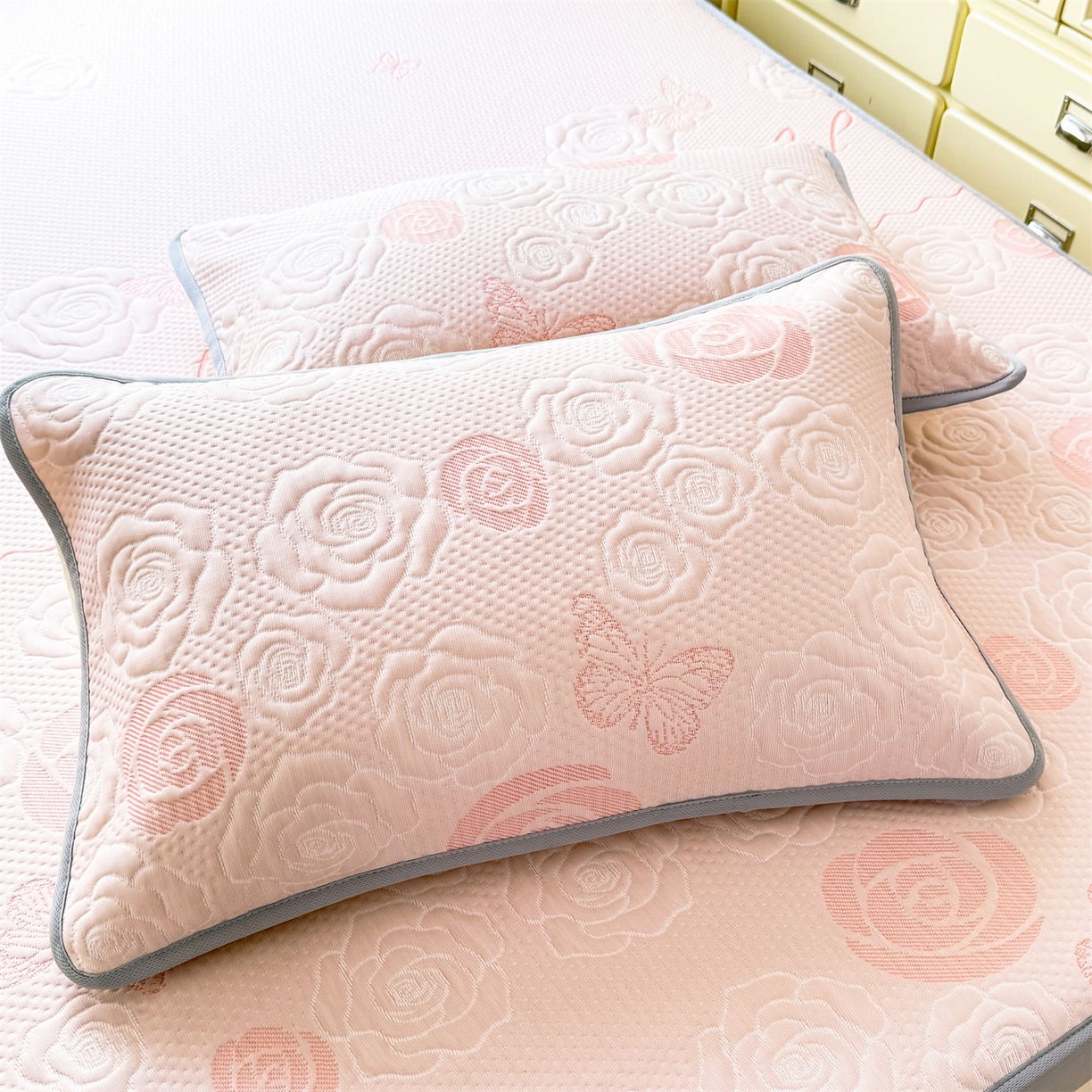 91家纺网 家纺一手货源 找家纺 优贝 2026新款A类凉感豆豆席三件套床笠软席子 花韵-粉玉