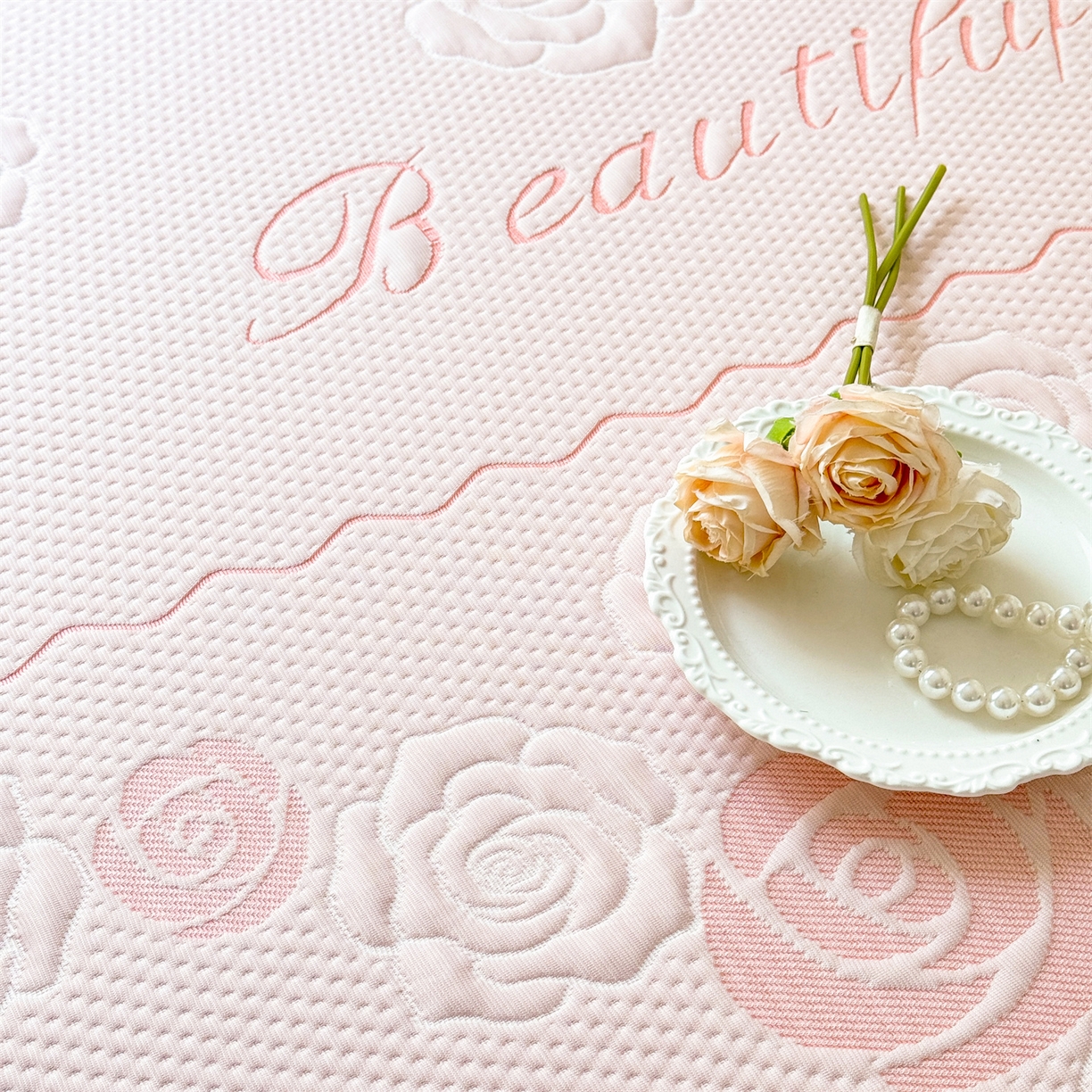 91家纺网 家纺一手货源 找家纺 优贝 2026新款A类凉感豆豆席三件套床笠软席子 花韵-粉玉