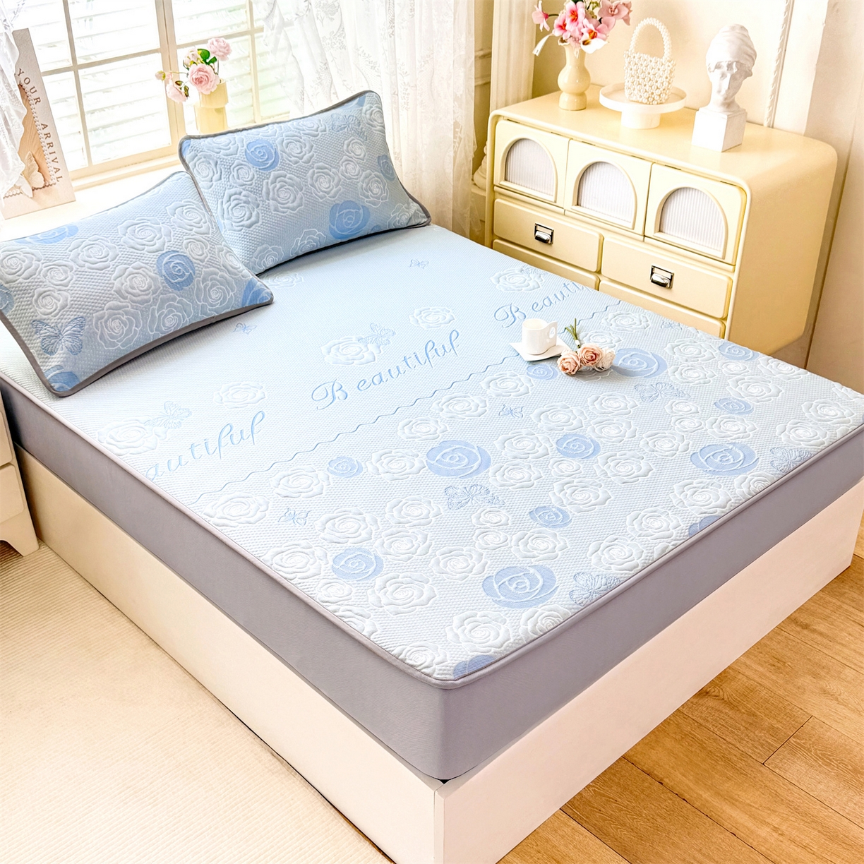 91家纺网 家纺一手货源 找家纺 优贝 2026新款A类凉感豆豆席三件套床笠软席子 花韵-天蓝