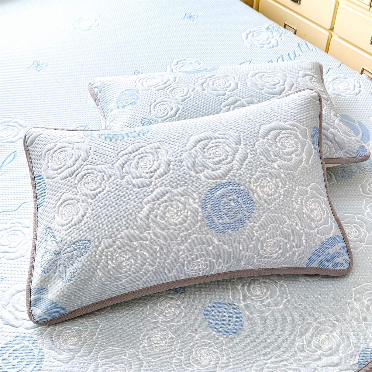 91家纺网 家纺一手货源 找家纺 优贝 2026新款A类凉感豆豆席三件套床笠软席子 花韵-天蓝