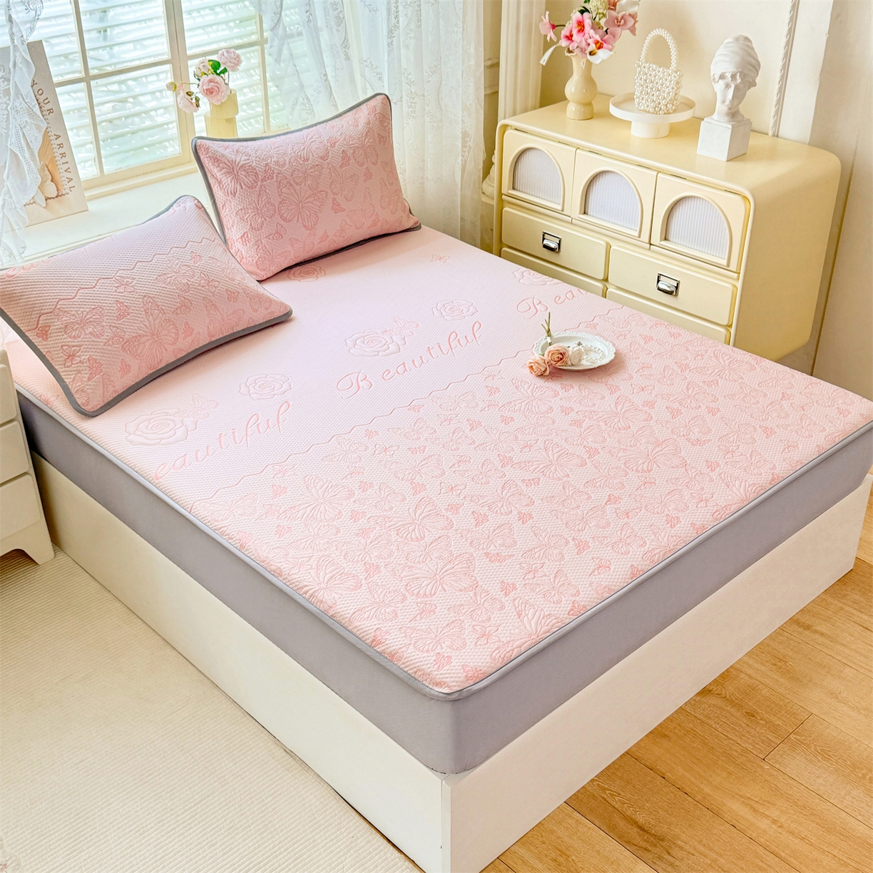 91家纺网 家纺一手货源 找家纺 优贝 2026新款A类凉感豆豆席三件套床笠软席子 蝶舞-粉玉