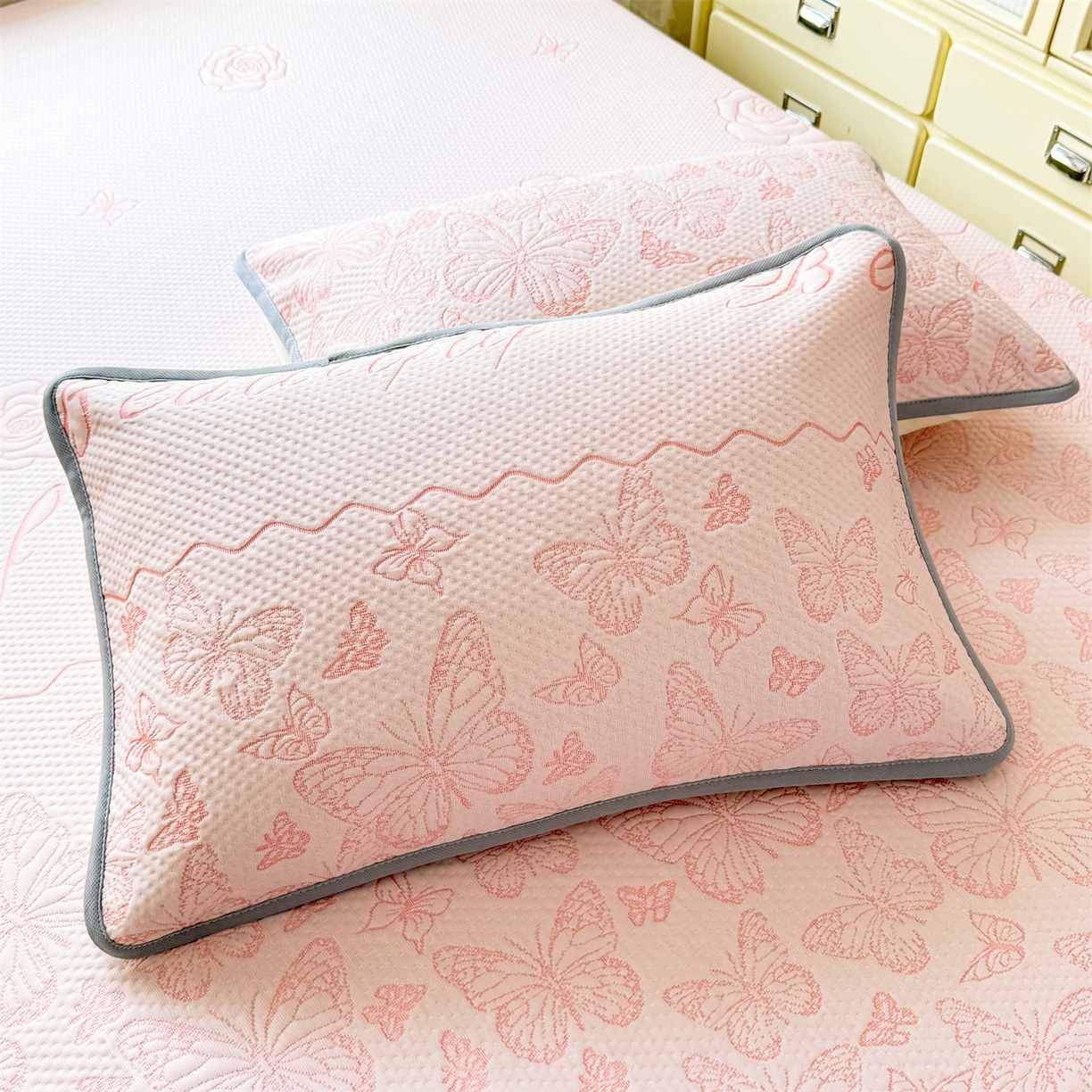 91家纺网 家纺一手货源 找家纺 优贝 2026新款A类凉感豆豆席三件套床笠软席子 蝶舞-粉玉