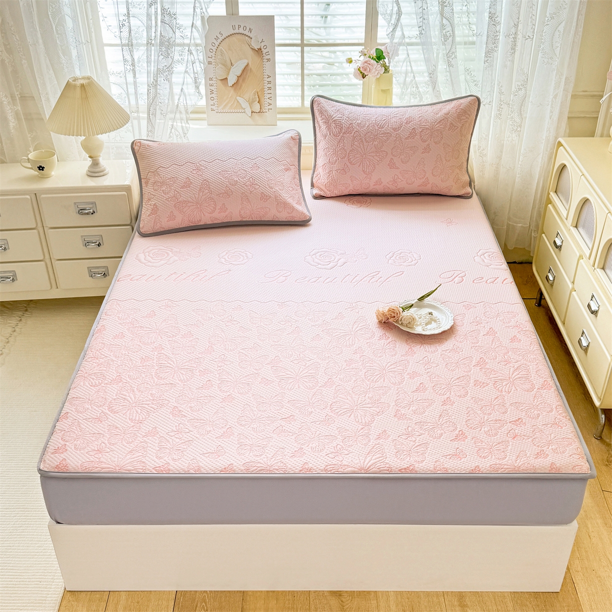 91家纺网 家纺一手货源 找家纺 优贝 2026新款A类凉感豆豆席三件套床笠软席子 蝶舞-粉玉