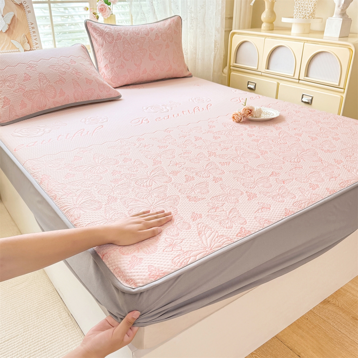 91家纺网 家纺一手货源 找家纺 优贝 2026新款A类凉感豆豆席三件套床笠软席子 蝶舞-粉玉