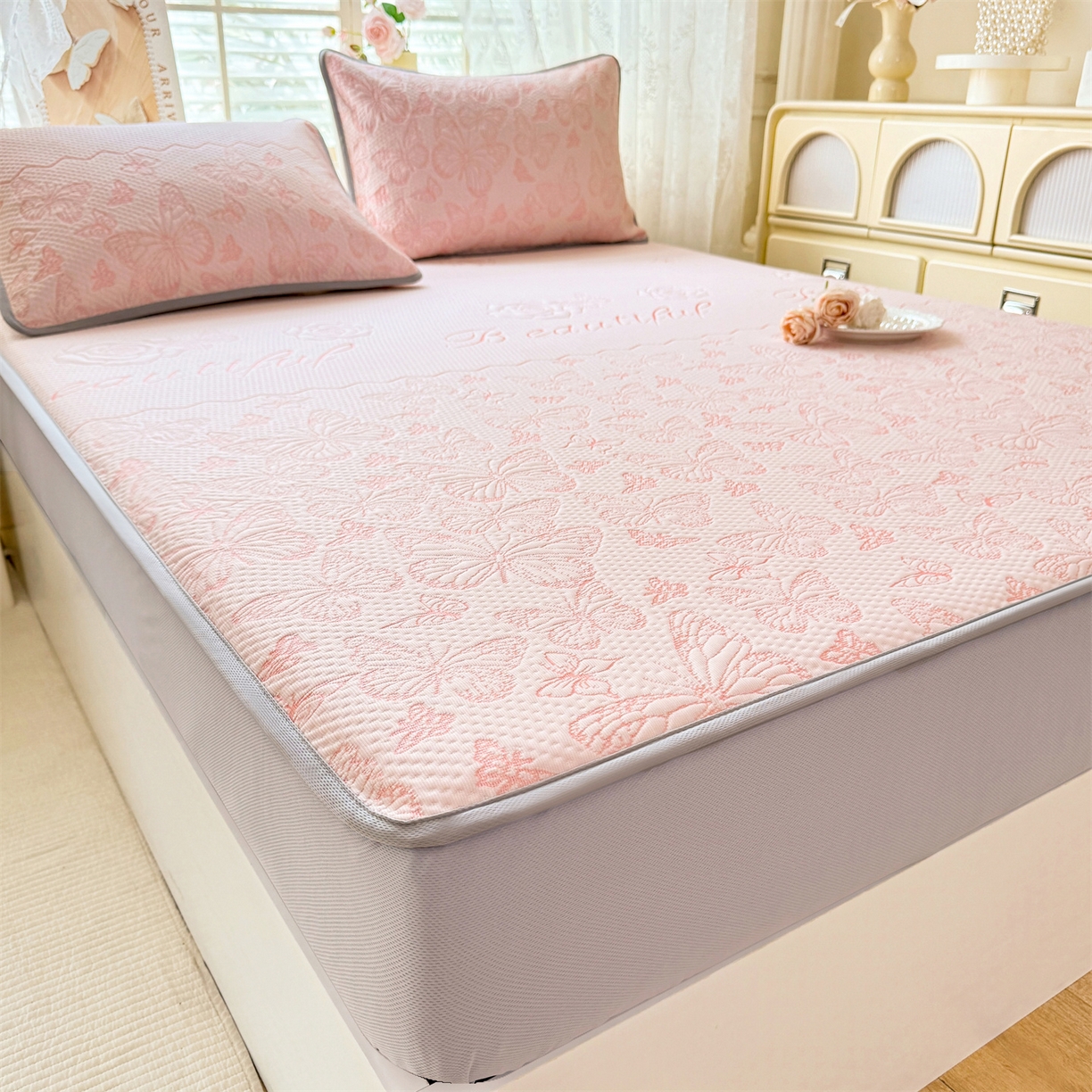 91家纺网 家纺一手货源 找家纺 优贝 2026新款A类凉感豆豆席三件套床笠软席子 蝶舞-粉玉