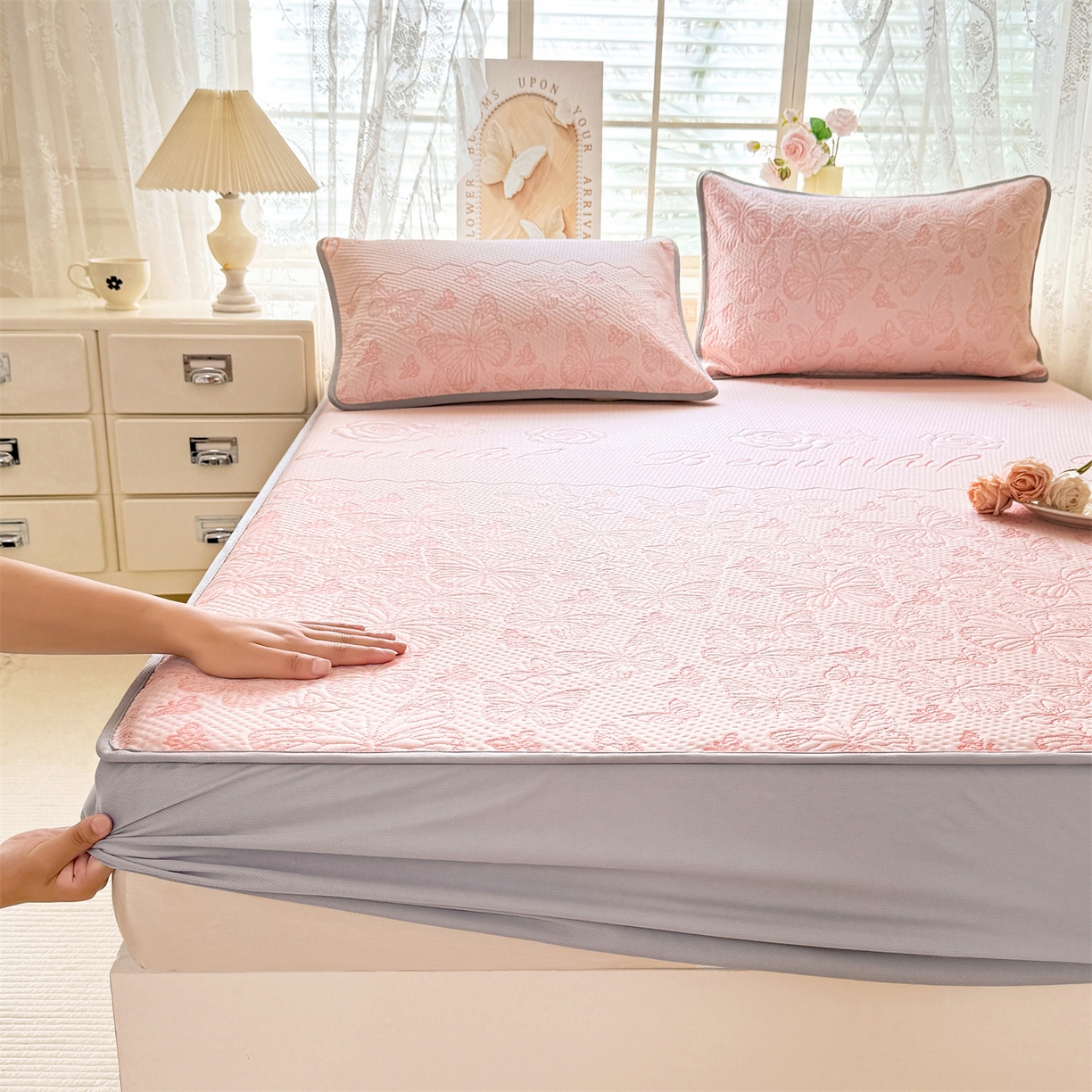 91家纺网 家纺一手货源 找家纺 优贝 2026新款A类凉感豆豆席三件套床笠软席子 蝶舞-粉玉