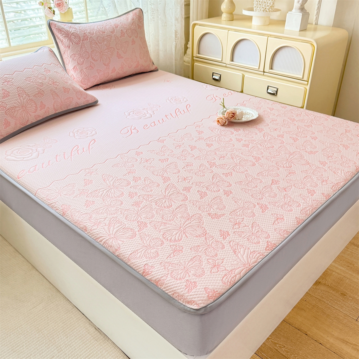 91家纺网 家纺一手货源 找家纺 优贝 2026新款A类凉感豆豆席三件套床笠软席子 蝶舞-粉玉