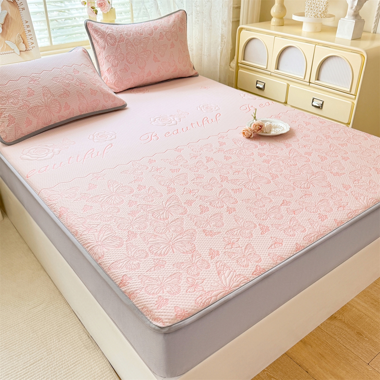 91家纺网 家纺一手货源 找家纺 优贝 2026新款A类凉感豆豆席三件套床笠软席子 蝶舞-粉玉