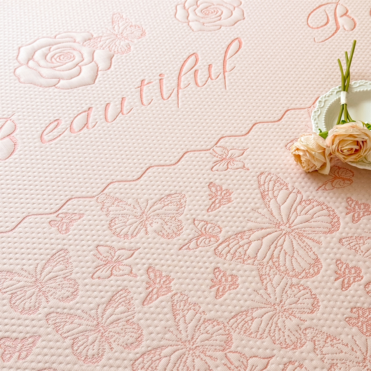 91家纺网 家纺一手货源 找家纺 优贝 2026新款A类凉感豆豆席三件套床笠软席子 蝶舞-粉玉