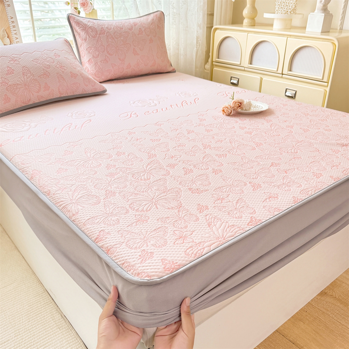 91家纺网 家纺一手货源 找家纺 优贝 2026新款A类凉感豆豆席三件套床笠软席子 蝶舞-粉玉