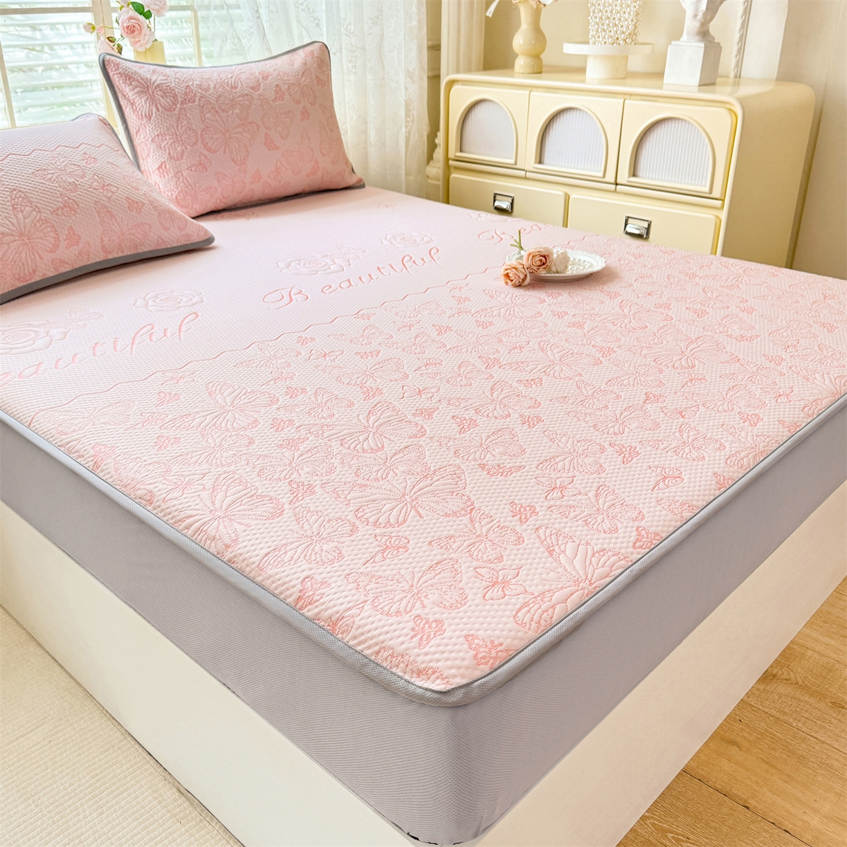 91家纺网 家纺一手货源 找家纺 优贝 2026新款A类凉感豆豆席三件套床笠软席子 蝶舞-粉玉