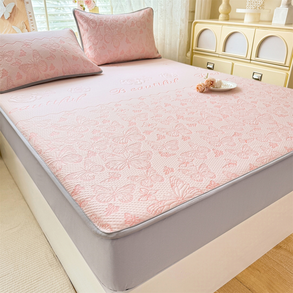 91家纺网 家纺一手货源 找家纺 优贝 2026新款A类凉感豆豆席三件套床笠软席子 蝶舞-粉玉