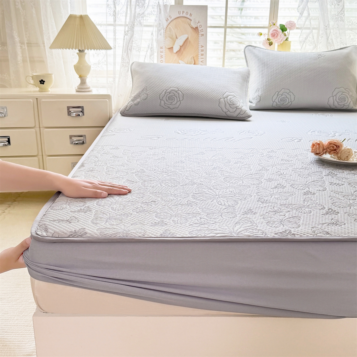 91家纺网 家纺一手货源 找家纺 优贝 2026新款A类凉感豆豆席三件套床笠软席子 蝶舞-山灰