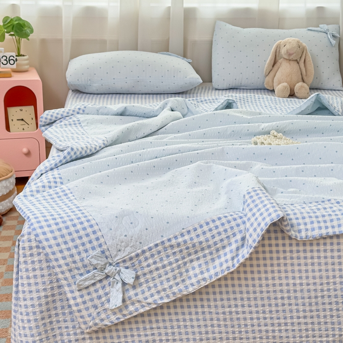 91家纺网 家纺一手货源 找家纺 爱彼家纺 2026春夏新款韩式花边泡芙棉床单款夏被夏凉被空调被四件套 海盐蓝波点