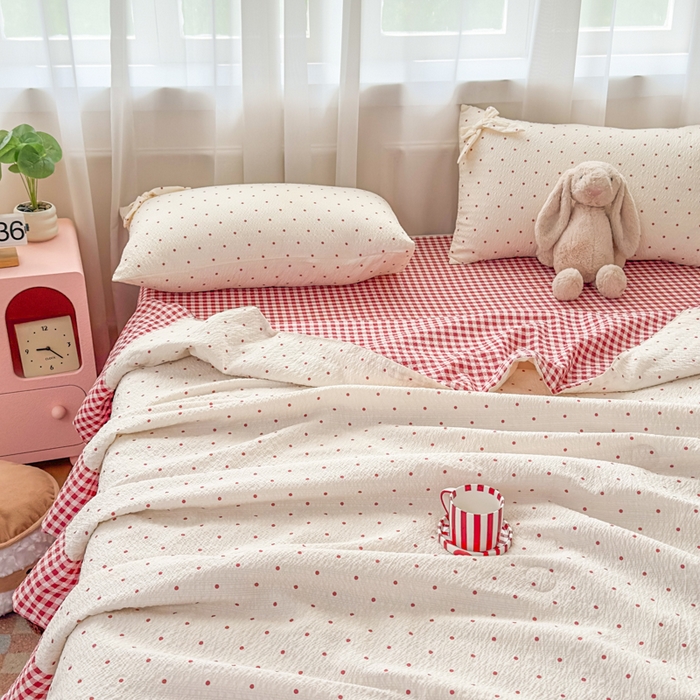 91家纺网 家纺一手货源 找家纺 爱彼家纺 2026春夏新款韩式花边泡芙棉床单款夏被夏凉被空调被四件套 奶红波点