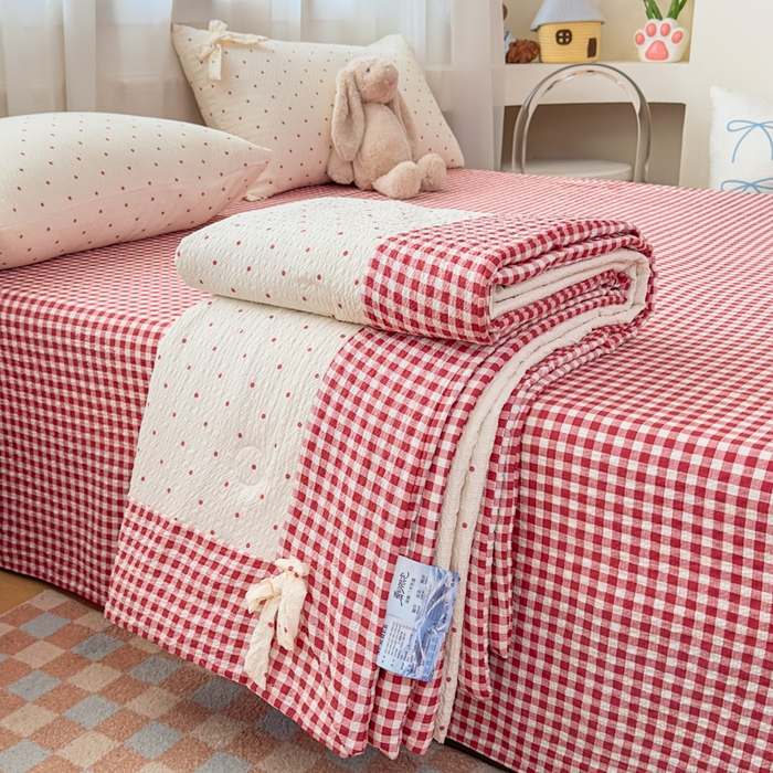 91家纺网 家纺一手货源 找家纺 爱彼家纺 2026春夏新款韩式花边泡芙棉床单款夏被夏凉被空调被四件套 奶红波点