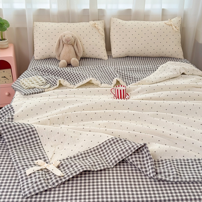 91家纺网 家纺一手货源 找家纺 爱彼家纺 2026春夏新款韩式花边泡芙棉床单款夏被夏凉被空调被四件套 奶灰波点