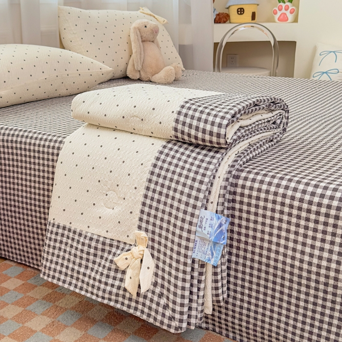 91家纺网 家纺一手货源 找家纺 爱彼家纺 2026春夏新款韩式花边泡芙棉床单款夏被夏凉被空调被四件套 奶灰波点