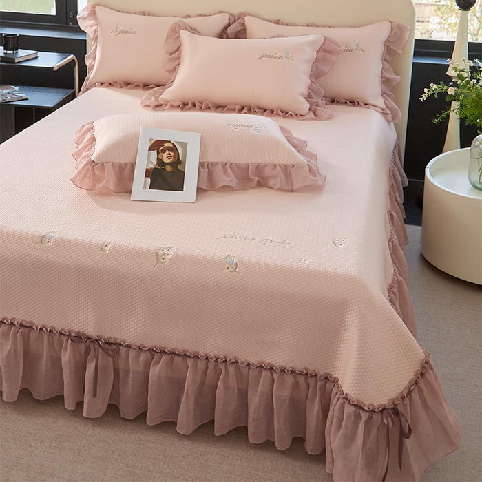 91家纺网 家纺一手货源 找家纺 （总）金绣美居 2026新款绣花织带床裙凉席席子花韵