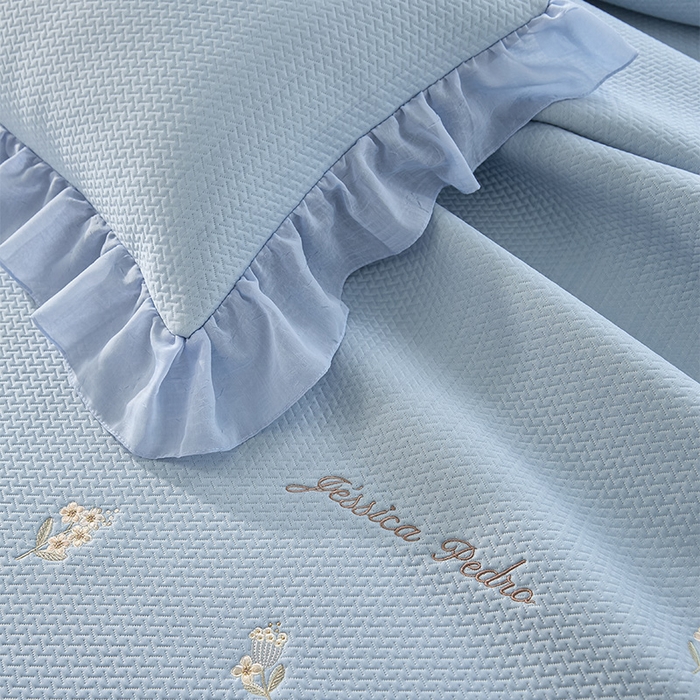 91家纺网 家纺一手货源 找家纺 金绣美居 2026新款绣花织带床裙凉席席子花韵 花韵-蓝色