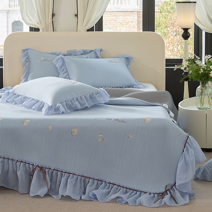 91家纺网 家纺一手货源 找家纺 金绣美居 2026新款绣花织带床裙凉席席子花韵 花韵-蓝色