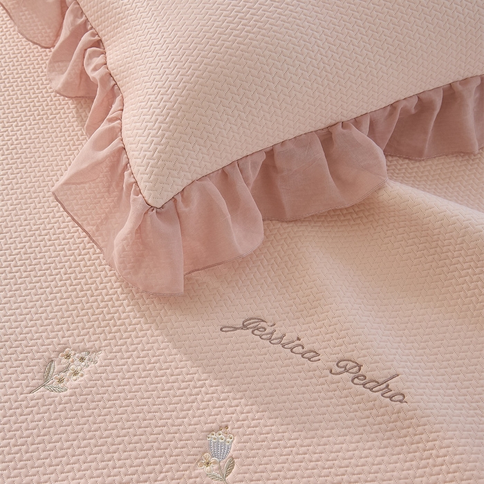 91家纺网 家纺一手货源 找家纺 金绣美居 2026新款绣花织带床裙凉席席子花韵 花韵-粉色