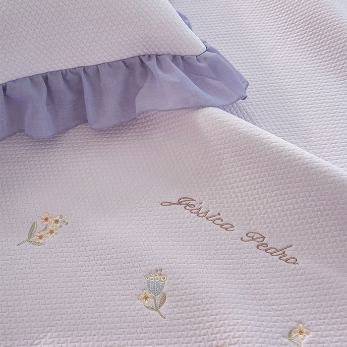 91家纺网 家纺一手货源 找家纺 金绣美居 2026新款绣花织带床裙凉席席子花韵 花韵-紫色