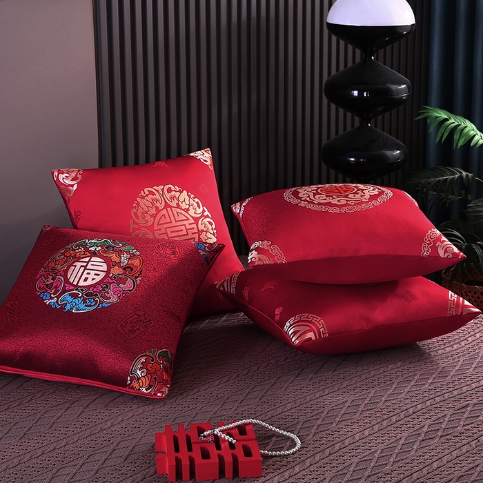 91家纺网 家纺一手货源 找家纺 贤内助家纺 2026大红锦缎高精密提花/结婚抱枕/沙发婚床摆件抱枕/生日宴福寿抱枕 组合图仅做展示不可下单 48x48cm/只（含内芯）