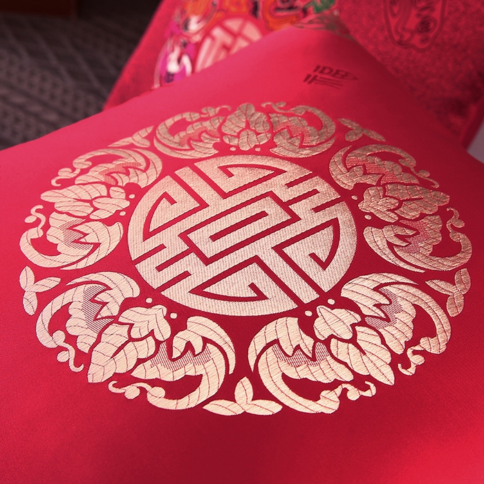 91家纺网 家纺一手货源 找家纺 贤内助家纺 2026大红锦缎高精密提花/结婚抱枕/沙发婚床摆件抱枕/生日宴福寿抱枕 锦绣良缘 48x48cm/只（含内芯）