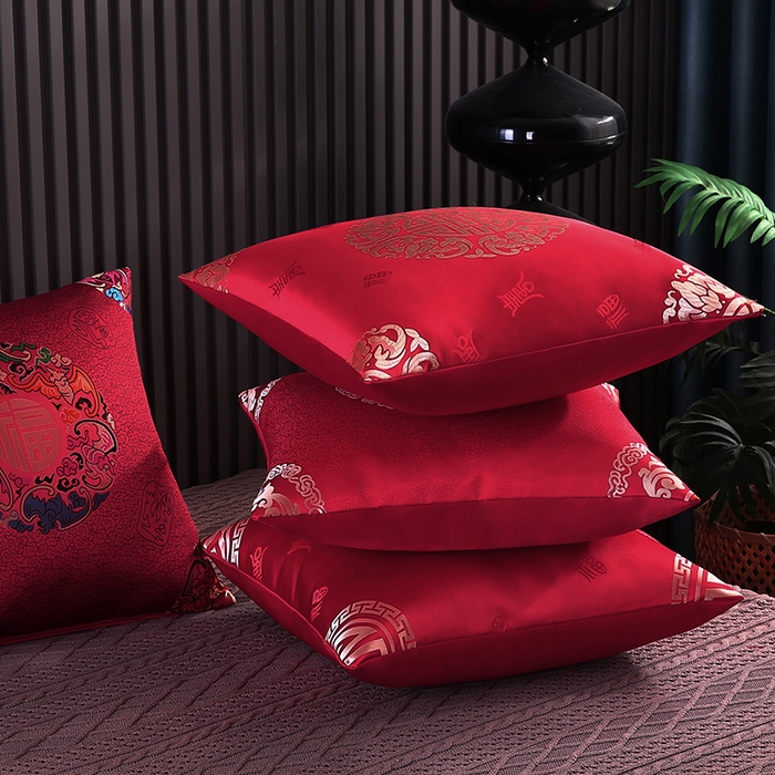 91家纺网 家纺一手货源 找家纺 贤内助家纺 2026大红锦缎高精密提花/结婚抱枕/沙发婚床摆件抱枕/生日宴福寿抱枕 组合图仅做展示不可下单 48x48cm/对（含内芯）