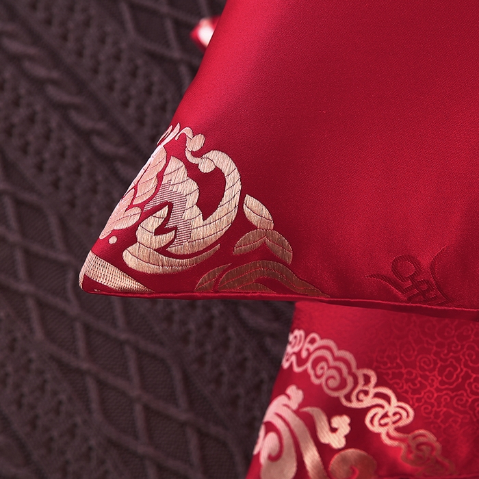 91家纺网 家纺一手货源 找家纺 贤内助家纺 2026大红锦缎高精密提花/结婚抱枕/沙发婚床摆件抱枕/生日宴福寿抱枕 锦绣良缘 48x48cm/对（含内芯）