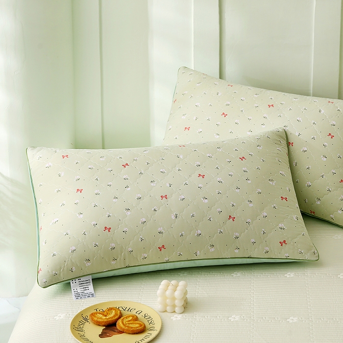 91家纺网 家纺一手货源 找家纺 贤内助家纺 2026磨毛绗缝清新小碎花舒适枕/学生宿舍枕头/家用 花语情怀绿 48x74cm/只
