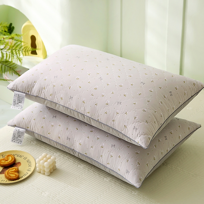 91家纺网 家纺一手货源 找家纺 贤内助家纺 2026磨毛绗缝清新小碎花舒适枕/学生宿舍枕头/家用 花语情怀灰 48x74cm/对