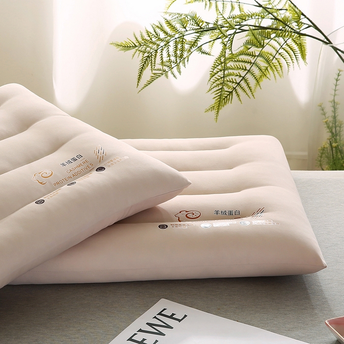 91家纺网 家纺一手货源 找家纺 贤内助家纺 2026超柔亲肤羊绒蛋白学生宿舍枕头/学生护颈枕 羊绒蛋白枕定型低枕6公分