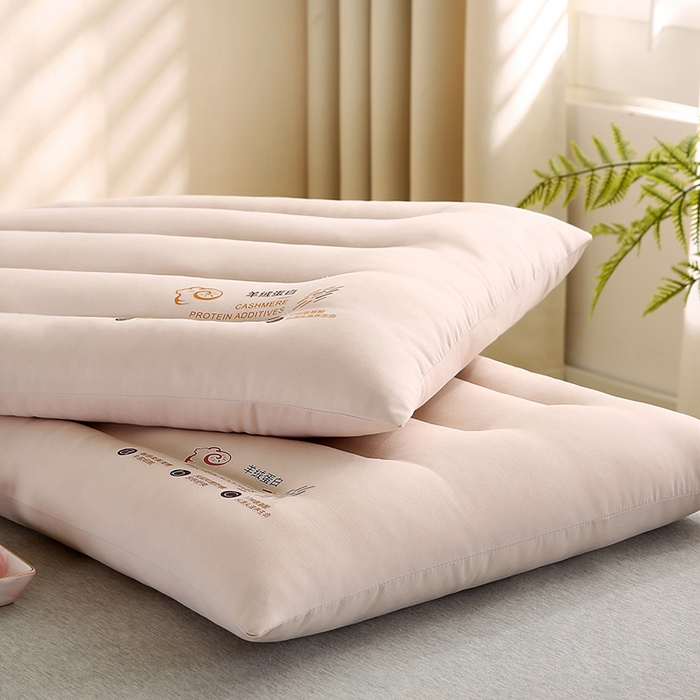 91家纺网 家纺一手货源 找家纺 贤内助家纺 2026超柔亲肤羊绒蛋白学生宿舍枕头/学生护颈枕 羊绒蛋白枕定型低枕6公分