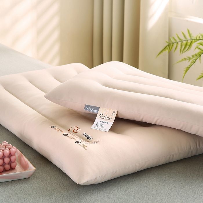 91家纺网 家纺一手货源 找家纺 贤内助家纺 2026超柔亲肤羊绒蛋白学生宿舍枕头/学生护颈枕 羊绒蛋白枕定型低枕6公分
