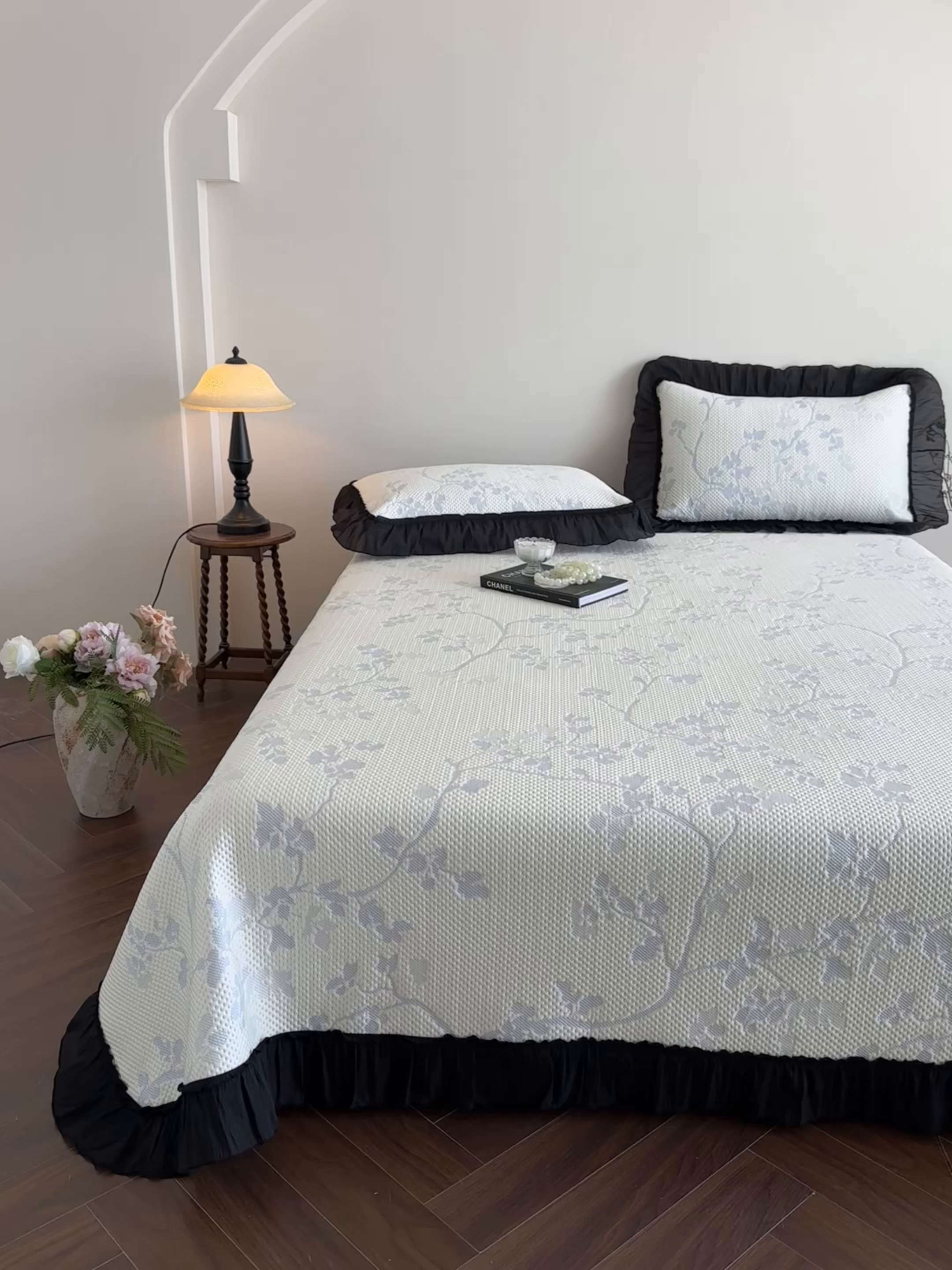 91家纺网 家纺一手货源 找家纺 （总）蓝邻家纺 2026新款PE提花凉席轻奢真丝绉花边款系列