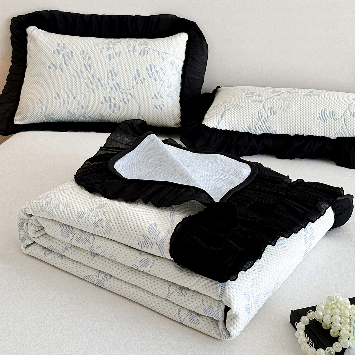 91家纺网 家纺一手货源 找家纺 （总）蓝邻家纺 2026新款PE提花凉席轻奢真丝绉花边款系列